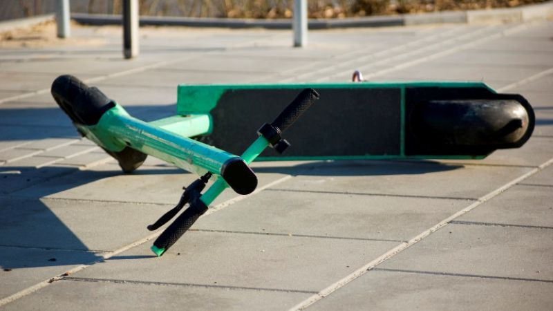 Затягат контрола над електрическите тротинетки с регистър на собствениците им